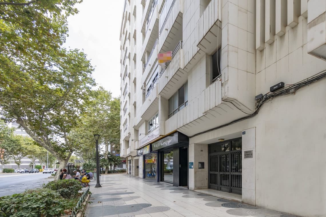 Piso con garaje en el mismo edificio en la vía más importante de la ciudad