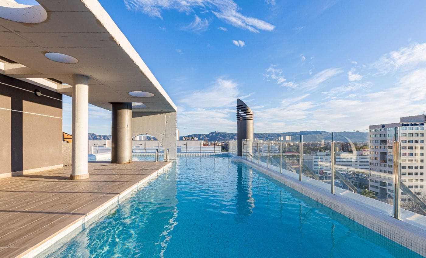 Vivienda única en edificio de diseño en Avd. Juan Carlos I con espectacular piscina comunitaria