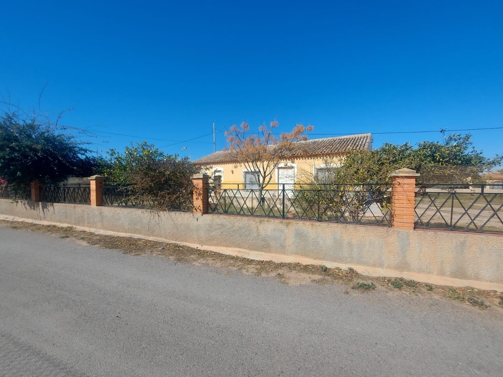 CASA CON TERRENO EN EL ALBUJÓN